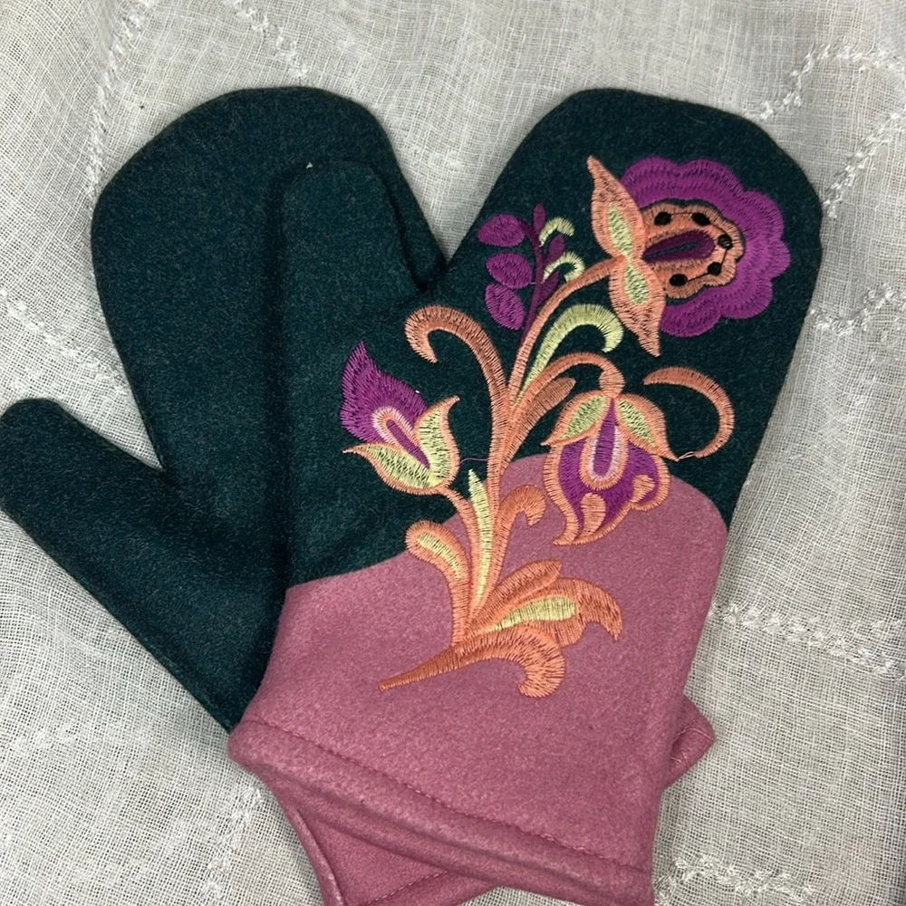 NWOT Handmade embroidered mittens